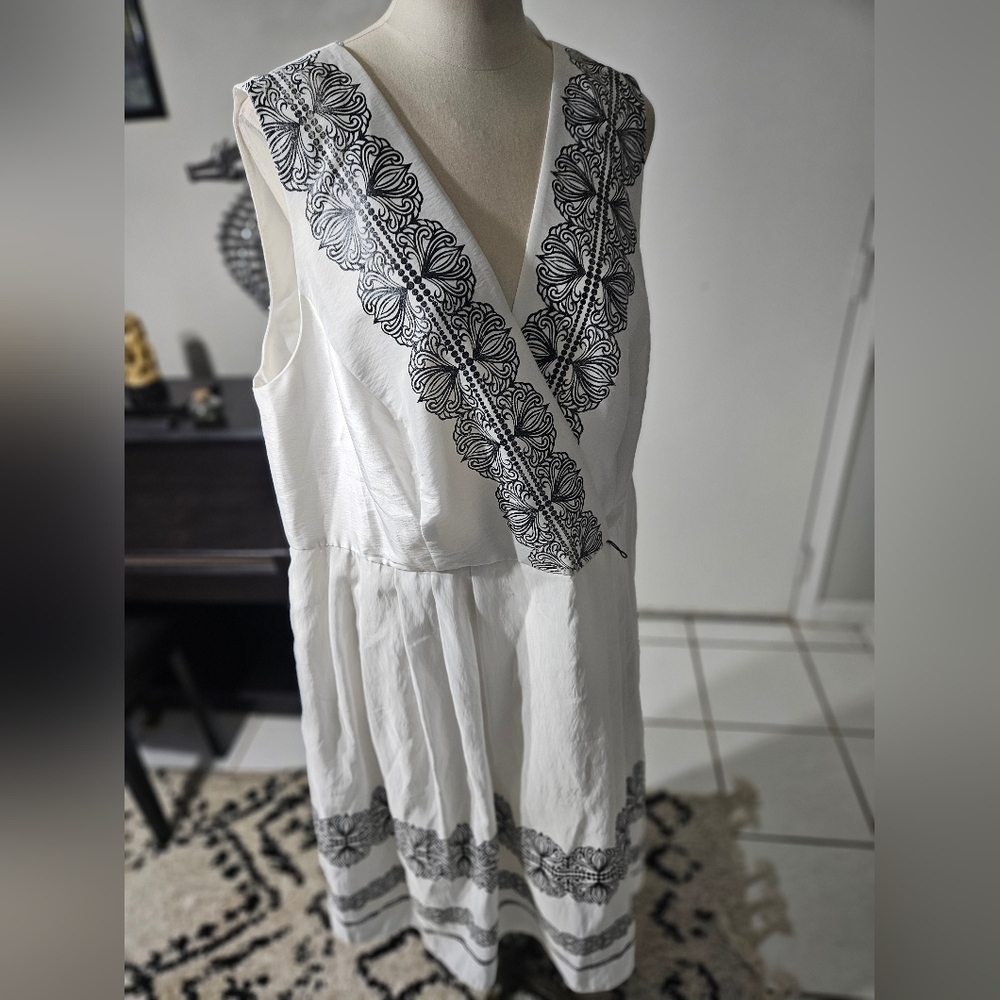 Sleeveless Black & White Patterned Dress, Mid-length, Size 18, NWT!